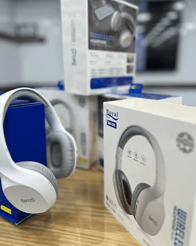 Royal R676 GH-05 wireless Bluetooth headphone in sky blue.